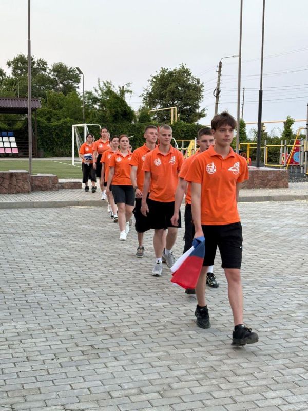 Ребята из Славяносербска приняли участие в открытии лагерной смены в Феодосии Ребята из Славяносербска приняли участие в открытии лагерной смены в Феодосии