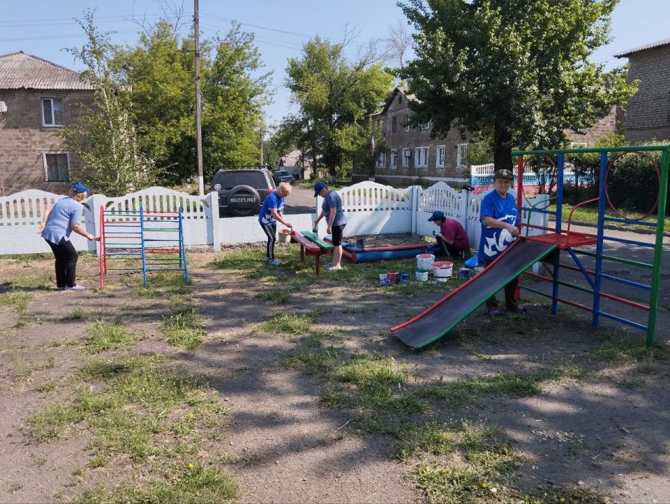 В пгт Кленовый активисты Всероссийской политической партии «Единая Россия» №12 и №20 пгт Кленовый города Ровеньки В пгт Кленовый активисты Всероссийской политической партии «Единая Россия» №12 и №20 пгт Кленовый города Ровеньки