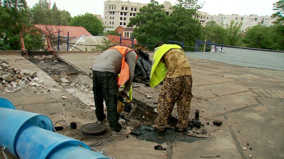 Сегодня начался демонтаж кровли здания Краснодонского ЗАГСа Сегодня начался демонтаж кровли здания Краснодонского ЗАГСа