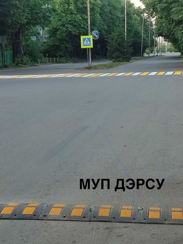Работники МУП «ДЭРСУ» продолжают работы по установке «искусственных неровностей» для принудительного снижения скорости Работники МУП «ДЭРСУ» продолжают работы по установке «искусственных неровностей» для принудительного снижения скорости