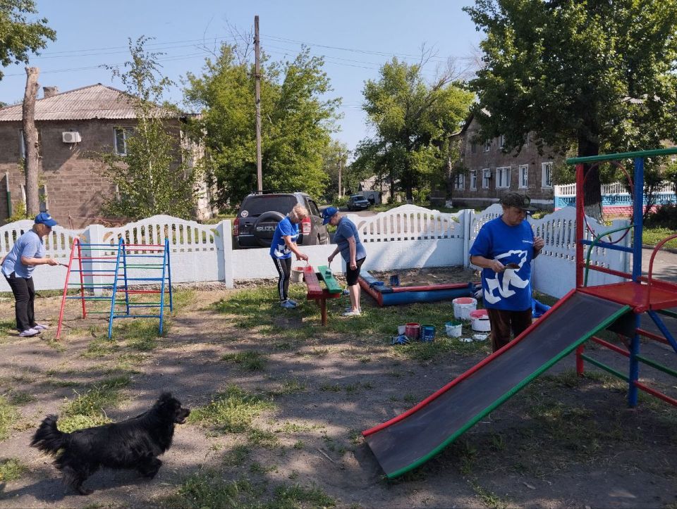 В пгт Кленовый активисты Всероссийской политической партии «Единая Россия» №12 и №20 пгт Кленовый города Ровеньки В пгт Кленовый активисты Всероссийской политической партии «Единая Россия» №12 и №20 пгт Кленовый города Ровеньки