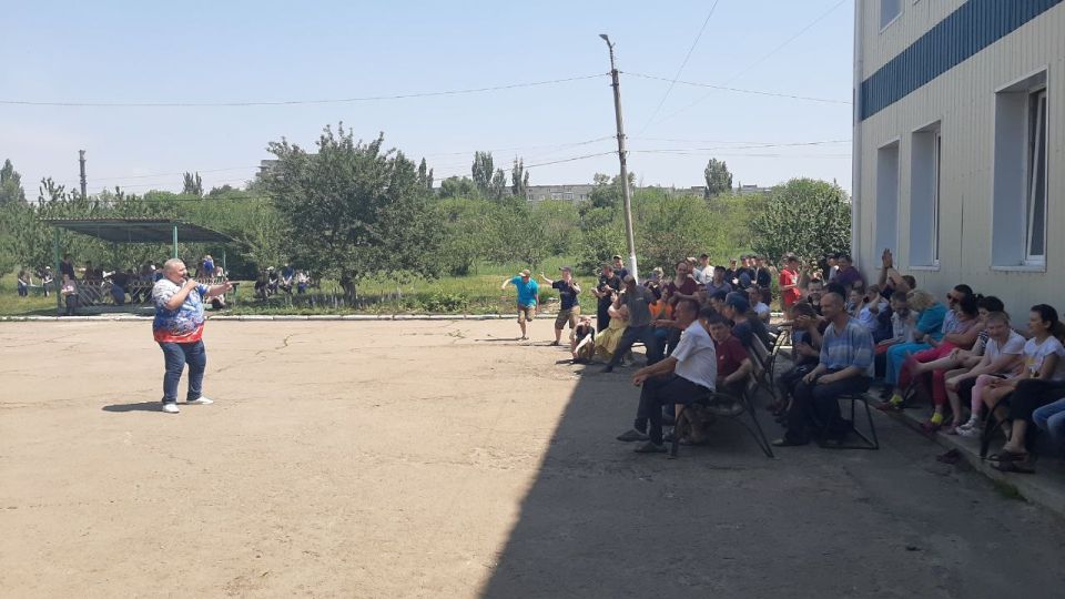Сегодня творческий коллектив ДК им. Горького совершил традиционный летний визит к воспитанникам Ровеньковского дома-интерната для людей с особыми потребностями Сегодня творческий коллектив ДК им. Горького совершил традиционный летний визит к воспитанникам Ровеньковского дома-интерната для людей с особыми потребностями