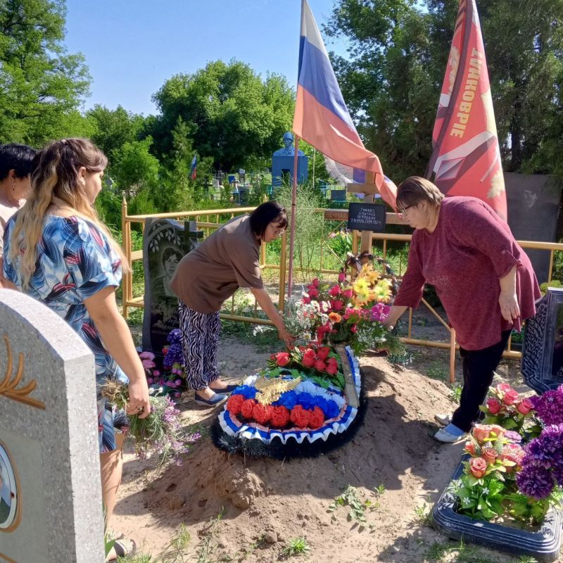 В одиннадцатую годовщину авиаудара ВФУ по центру Луганска работники культуры ДК в с.Передельское с представителями Передельского отдела жизнеобеспечения и социальной службы В одиннадцатую годовщину авиаудара ВФУ по центру Луганска работники культуры ДК в с.Передельское с представителями Передельского отдела жизнеобеспечения и социальной службы