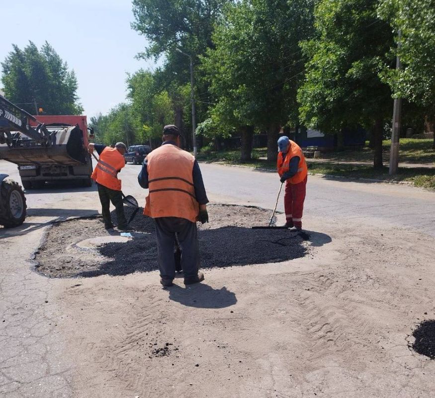 Коммунальные службы проводят работы на территории города Коммунальные службы проводят работы на территории города