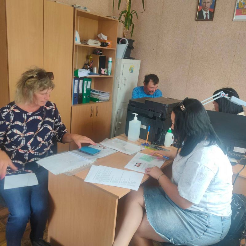 Сегодня на территории Великочерниговского отдела жизнеобеспечения прошел выездной прием граждан по личным вопросам специалистами Государственного казенного учреждения ЛНР «Республиканский центр социальной защиты населения в... Сегодня на территории Великочерниговского отдела жизнеобеспечения прошел выездной прием граждан по личным вопросам специалистами Государственного казенного учреждения ЛНР «Республиканский центр социальной защиты населения в...