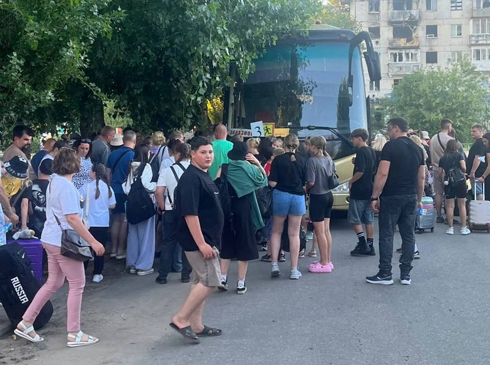 Иван Кусов: Вместе с вице-премьером Татарстана Фанилем Аглиуллиным и врип Главы Рубежного Евгением Шаталиным, а также моим первым заместителем Евгением Мирошниченко, приехали в Рубежное, чтобы проводить ребят на отдых в Крым Иван Кусов: Вместе с вице-премьером Татарстана Фанилем Аглиуллиным и врип Главы Рубежного Евгением Шаталиным, а также моим первым заместителем Евгением Мирошниченко, приехали в Рубежное, чтобы проводить ребят на отдых в Крым