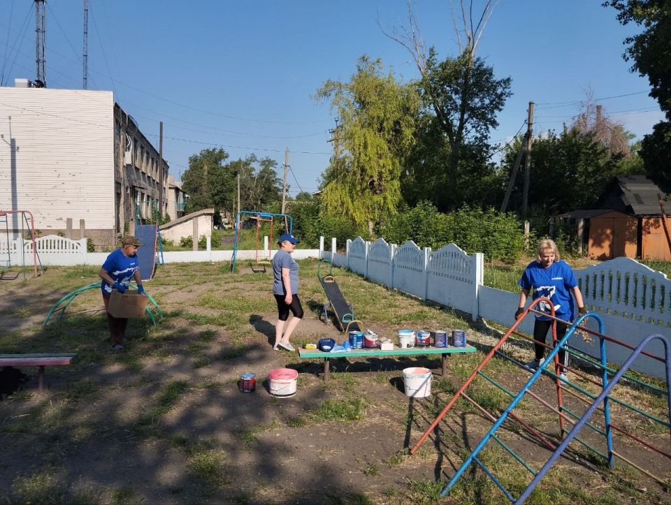 В пгт Кленовый активисты Всероссийской политической партии «Единая Россия» №12 и №20 пгт Кленовый города Ровеньки В пгт Кленовый активисты Всероссийской политической партии «Единая Россия» №12 и №20 пгт Кленовый города Ровеньки