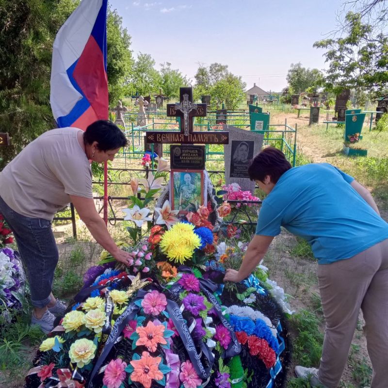В одиннадцатую годовщину авиаудара ВФУ по центру Луганска работники культуры ДК в с.Передельское с представителями Передельского отдела жизнеобеспечения и социальной службы В одиннадцатую годовщину авиаудара ВФУ по центру Луганска работники культуры ДК в с.Передельское с представителями Передельского отдела жизнеобеспечения и социальной службы