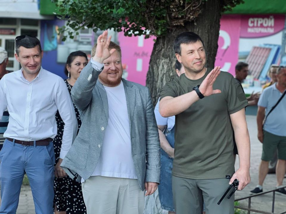 Иван Кусов: Вместе с вице-премьером Татарстана Фанилем Аглиуллиным и врип Главы Рубежного Евгением Шаталиным, а также моим первым заместителем Евгением Мирошниченко, приехали в Рубежное, чтобы проводить ребят на отдых в Крым Иван Кусов: Вместе с вице-премьером Татарстана Фанилем Аглиуллиным и врип Главы Рубежного Евгением Шаталиным, а также моим первым заместителем Евгением Мирошниченко, приехали в Рубежное, чтобы проводить ребят на отдых в Крым