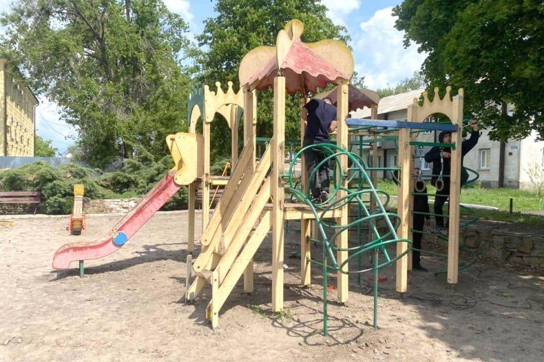 Работы по демонтажу детской площадки завершены на площади Ленина в Червонопартизанске