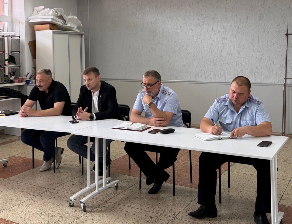 Представитель регионального МВД и депутат Народного Совета ЛНР встретились с жителями Счастья Представитель регионального МВД и депутат Народного Совета ЛНР встретились с жителями Счастья