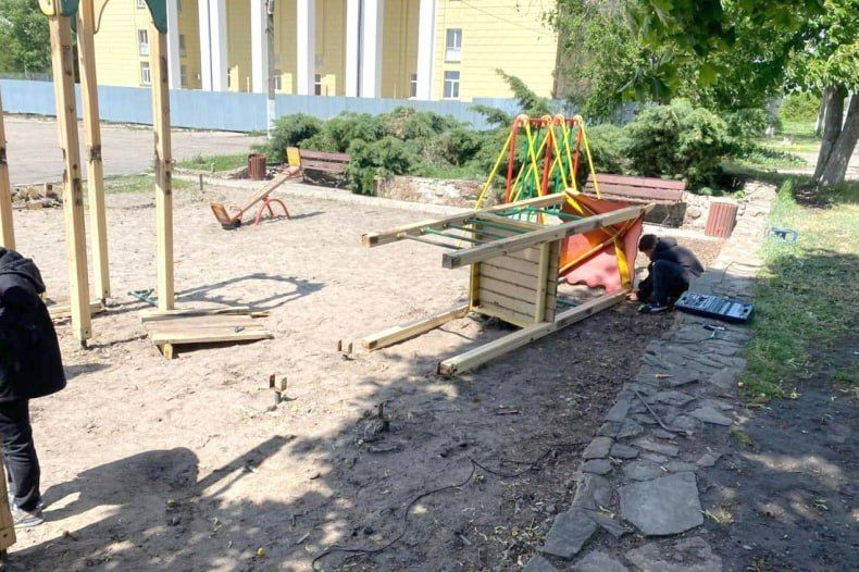 Работы по демонтажу детской площадки завершены на площади Ленина в Червонопартизанске Работы по демонтажу детской площадки завершены на площади Ленина в Червонопартизанске