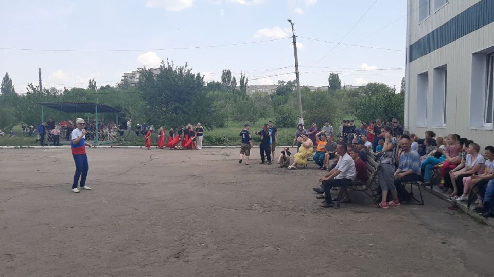 Сегодня творческий коллектив ДК им. Горького совершил традиционный летний визит к воспитанникам Ровеньковского дома-интерната для людей с особыми потребностями Сегодня творческий коллектив ДК им. Горького совершил традиционный летний визит к воспитанникам Ровеньковского дома-интерната для людей с особыми потребностями