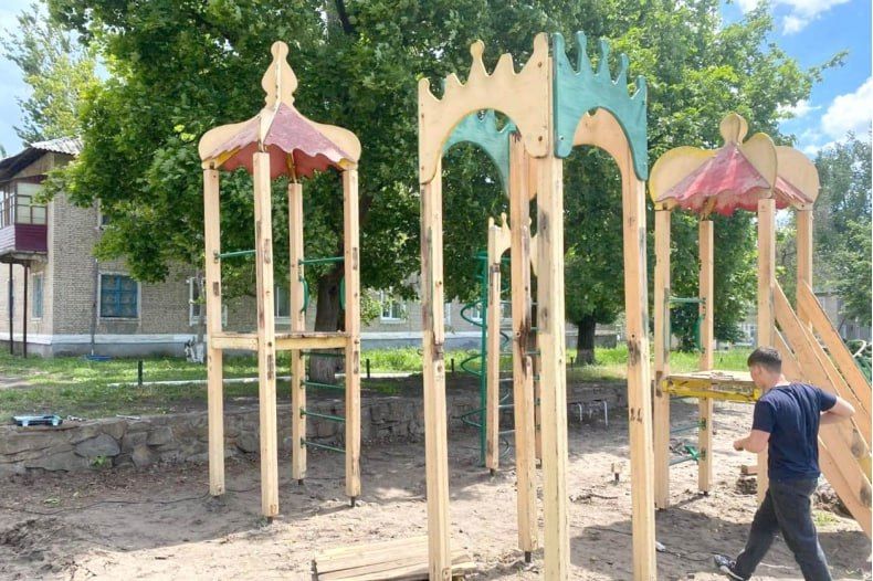 Работы по демонтажу детской площадки завершены на площади Ленина в Червонопартизанске Работы по демонтажу детской площадки завершены на площади Ленина в Червонопартизанске