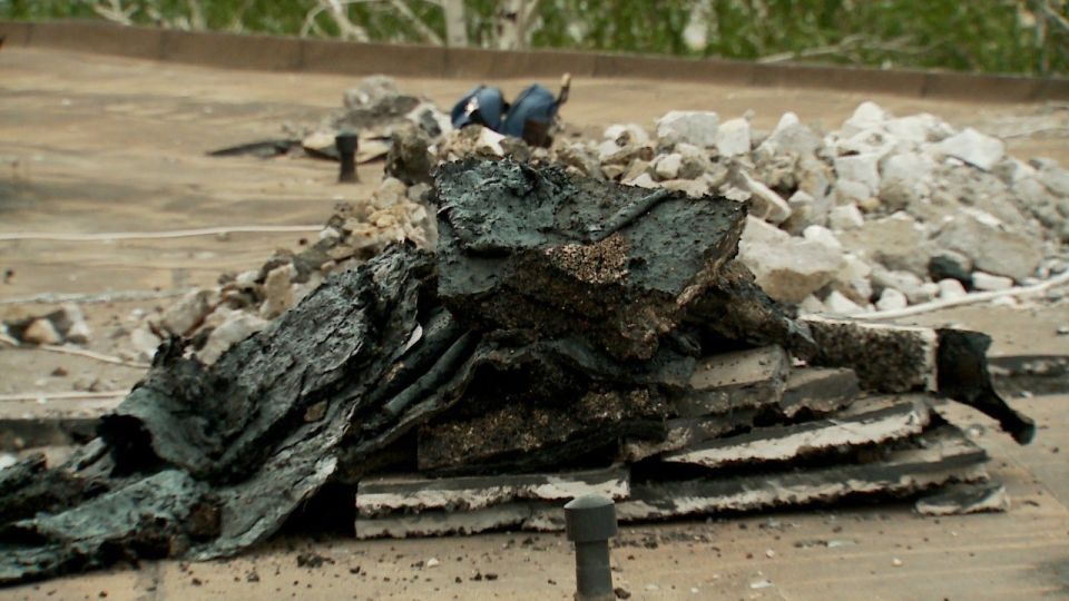 Сегодня начался демонтаж кровли здания Краснодонского ЗАГСа Сегодня начался демонтаж кровли здания Краснодонского ЗАГСа