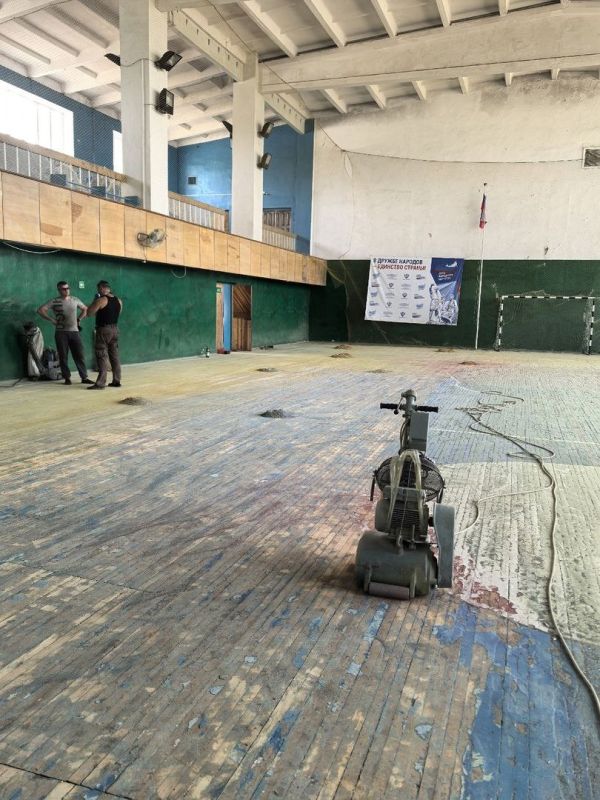 В Ровеньках в спортивном комплексе "Юбилейный" осуществляется ремонт напольного покрытия игрового спортивного зала В Ровеньках в спортивном комплексе "Юбилейный" осуществляется ремонт напольного покрытия игрового спортивного зала