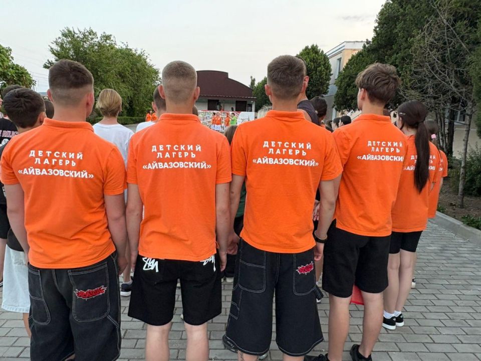 Ребята из Славяносербска приняли участие в открытии лагерной смены в Феодосии Ребята из Славяносербска приняли участие в открытии лагерной смены в Феодосии