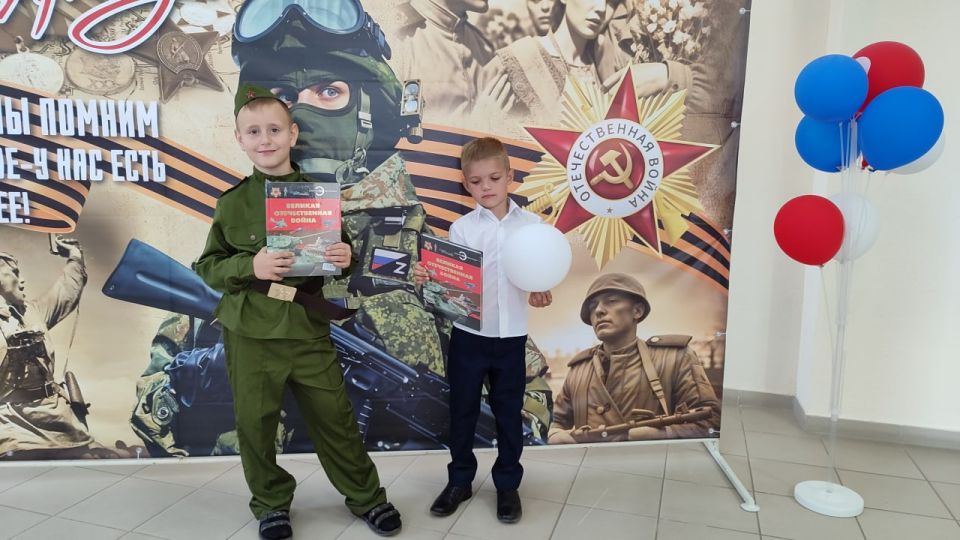 За участие в онлайн-конкурсе, посвященном Великой Победе, дети сотрудников Луганского центра медицины катастроф получили памятные подарки За участие в онлайн-конкурсе, посвященном Великой Победе, дети сотрудников Луганского центра медицины катастроф получили памятные подарки