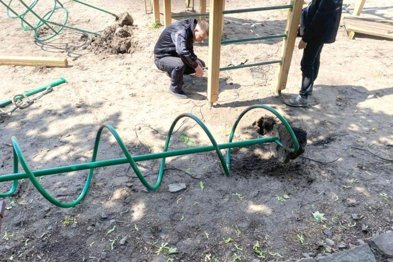 Работы по демонтажу детской площадки завершены на площади Ленина в Червонопартизанске Работы по демонтажу детской площадки завершены на площади Ленина в Червонопартизанске