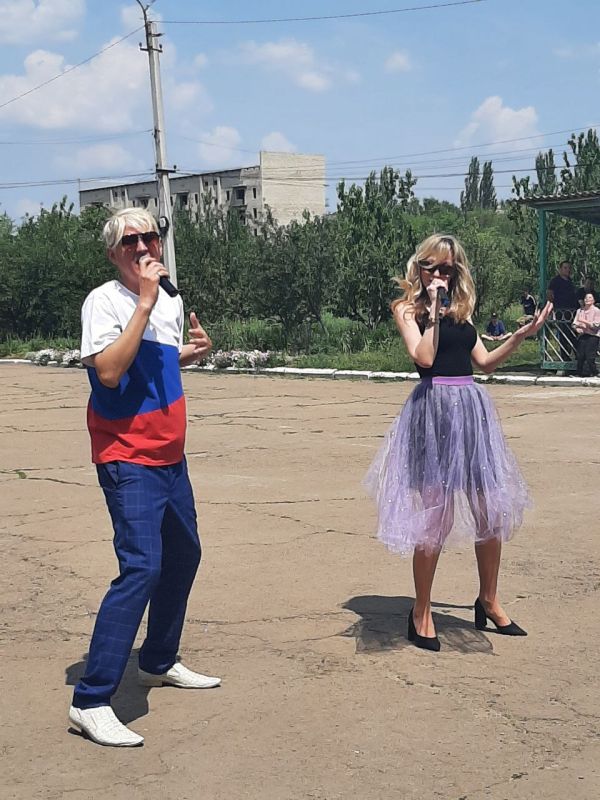 Сегодня творческий коллектив ДК им. Горького совершил традиционный летний визит к воспитанникам Ровеньковского дома-интерната для людей с особыми потребностями Сегодня творческий коллектив ДК им. Горького совершил традиционный летний визит к воспитанникам Ровеньковского дома-интерната для людей с особыми потребностями