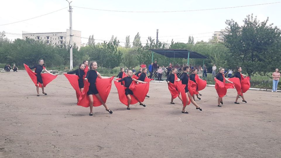 Сегодня творческий коллектив ДК им. Горького совершил традиционный летний визит к воспитанникам Ровеньковского дома-интерната для людей с особыми потребностями Сегодня творческий коллектив ДК им. Горького совершил традиционный летний визит к воспитанникам Ровеньковского дома-интерната для людей с особыми потребностями