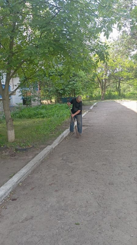 Виктория Сергеева: Коммунальщики в действии. В Кировске продолжается покос травы, спил и обрезка аварийных деревьев, а также уборка территории Виктория Сергеева: Коммунальщики в действии. В Кировске продолжается покос травы, спил и обрезка аварийных деревьев, а также уборка территории
