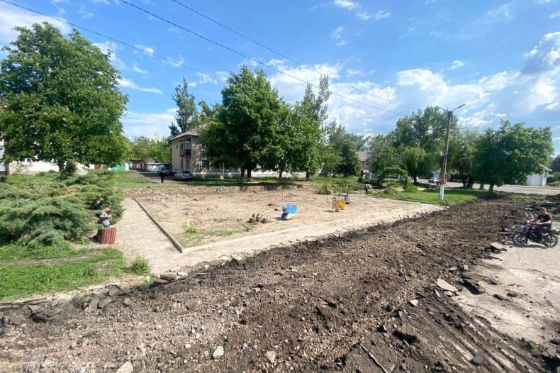 Работы по демонтажу детской площадки завершены на площади Ленина в Червонопартизанске Работы по демонтажу детской площадки завершены на площади Ленина в Червонопартизанске