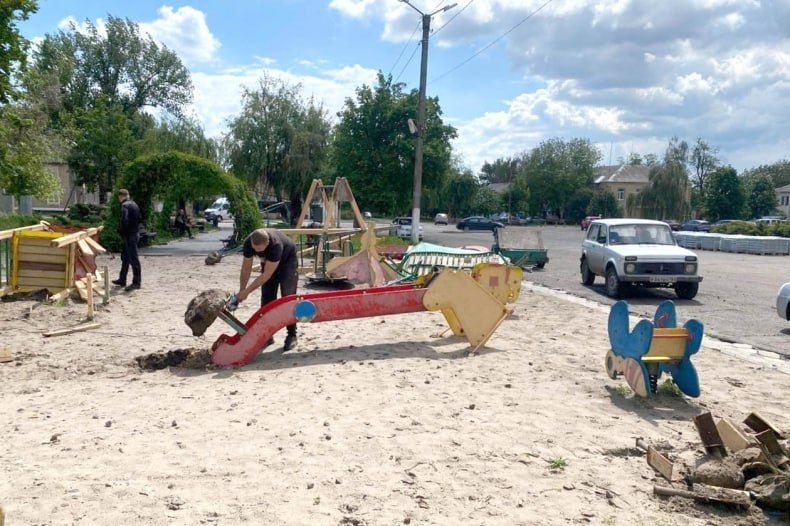 Работы по демонтажу детской площадки завершены на площади Ленина в Червонопартизанске Работы по демонтажу детской площадки завершены на площади Ленина в Червонопартизанске