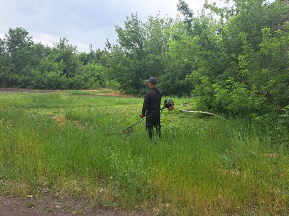 Активные жители пгт Северный за чистые детские площадки