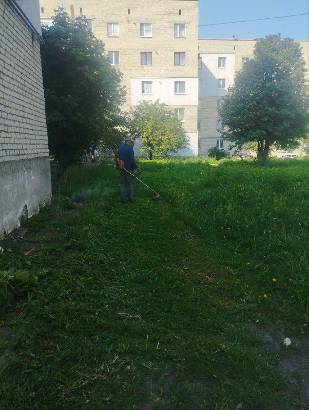 Коммунальные будни. Работники муниципального унитарного предприятия "Ровеньковское жилищно-коммунальное предприятие" города Ровеньки ведут работы по уборке и вывозу несанкционированных свалок с придомовых территорий... Коммунальные будни. Работники муниципального унитарного предприятия "Ровеньковское жилищно-коммунальное предприятие" города Ровеньки ведут работы по уборке и вывозу несанкционированных свалок с придомовых территорий...