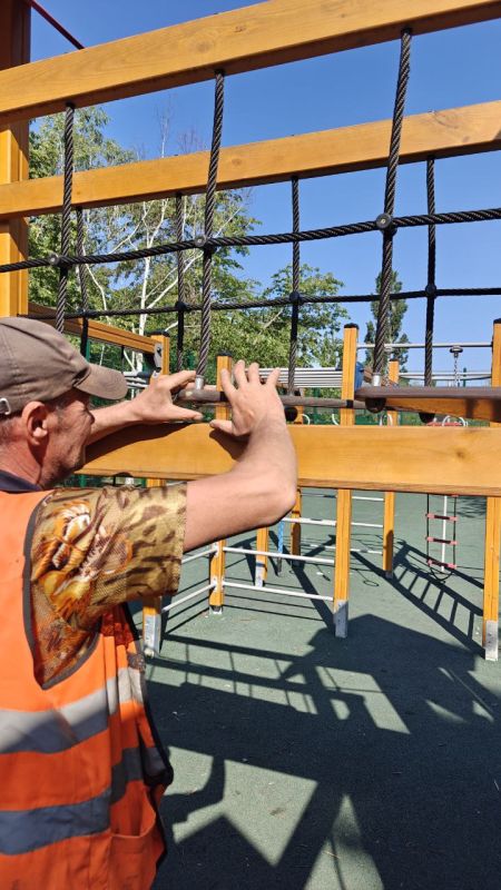 Виктория Сергеева: Коммунальщики в действии. В Кировске продолжается покос травы, спил и обрезка аварийных деревьев, а также уборка территории Виктория Сергеева: Коммунальщики в действии. В Кировске продолжается покос травы, спил и обрезка аварийных деревьев, а также уборка территории