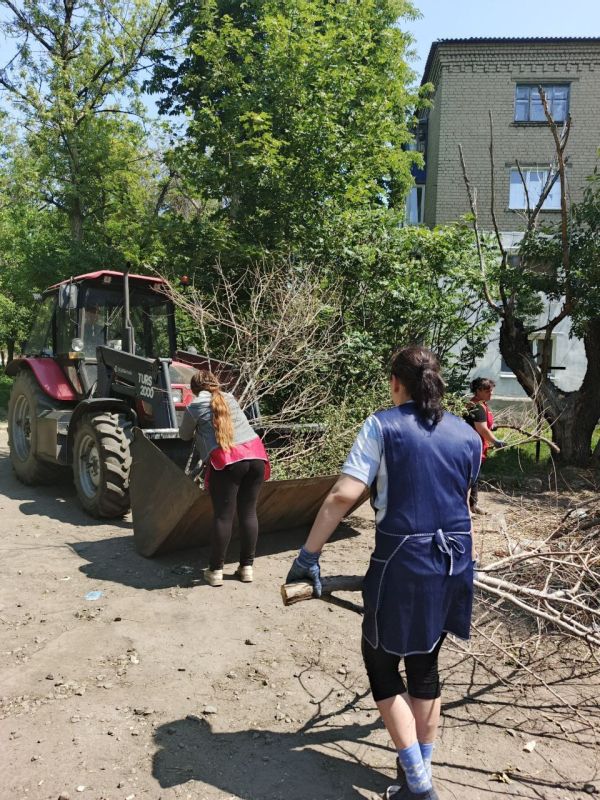 Коммунальные будни. Работники муниципального унитарного предприятия "Ровеньковское жилищно-коммунальное предприятие" города Ровеньки ведут работы по уборке и вывозу несанкционированных свалок с придомовых территорий... Коммунальные будни. Работники муниципального унитарного предприятия "Ровеньковское жилищно-коммунальное предприятие" города Ровеньки ведут работы по уборке и вывозу несанкционированных свалок с придомовых территорий...