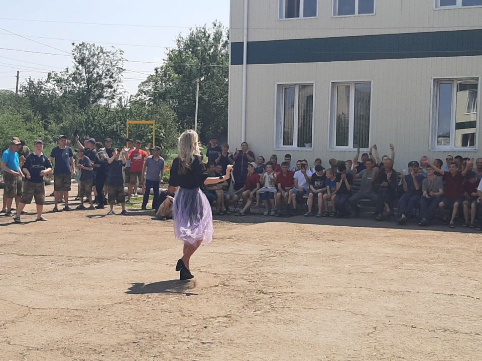 Сегодня творческий коллектив ДК им. Горького совершил традиционный летний визит к воспитанникам Ровеньковского дома-интерната для людей с особыми потребностями Сегодня творческий коллектив ДК им. Горького совершил традиционный летний визит к воспитанникам Ровеньковского дома-интерната для людей с особыми потребностями