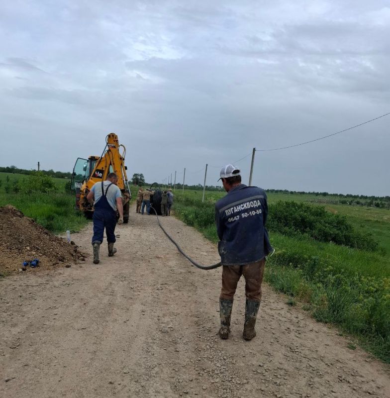 Сотрудники ГУП ЛНР «Лугансквода» завершили замену аварийного участка водовода в г. Лутугино по ул. Осипенко Сотрудники ГУП ЛНР «Лугансквода» завершили замену аварийного участка водовода в г. Лутугино по ул. Осипенко