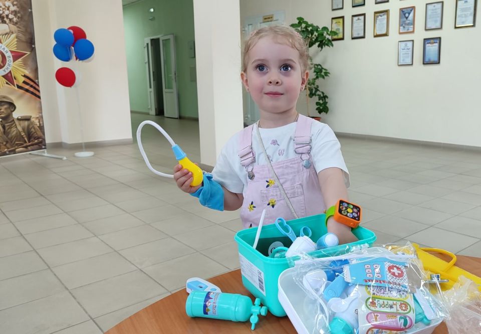 За участие в онлайн-конкурсе, посвященном Великой Победе, дети сотрудников Луганского центра медицины катастроф получили памятные подарки За участие в онлайн-конкурсе, посвященном Великой Победе, дети сотрудников Луганского центра медицины катастроф получили памятные подарки