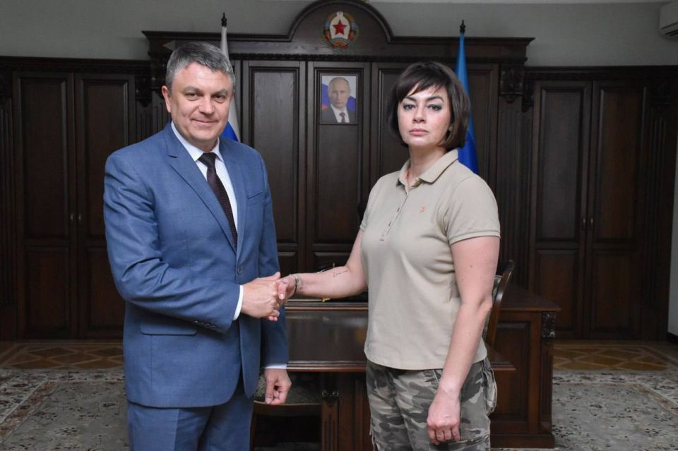 Глава ЛНР Леонид Пасечник и уполномоченный по правам человека в Республике Анна Сорока обсудили результаты работы омбудсмена за минувший год Глава ЛНР Леонид Пасечник и уполномоченный по правам человека в Республике Анна Сорока обсудили результаты работы омбудсмена за минувший год