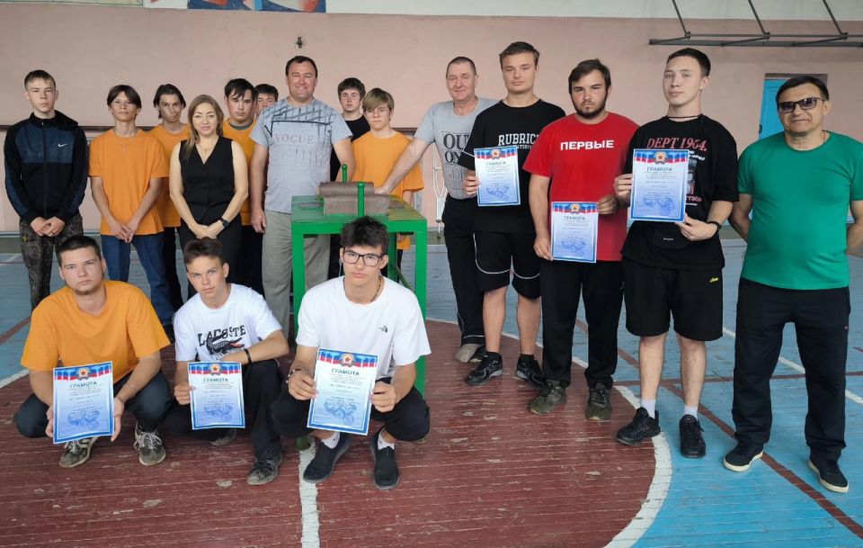 В Лутугинском муниципальном округе прошли соревнования по армрестлингу, посвященные празднованию Дня России В Лутугинском муниципальном округе прошли соревнования по армрестлингу, посвященные празднованию Дня России