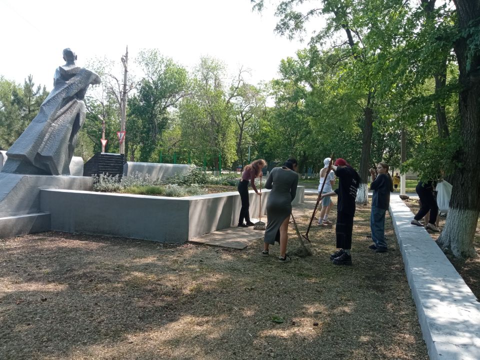 Члены клуба «Патриот» Центра досуга Дзержинец ГБОУ СПО ЛНР «Ровеньковский горный колледж» регулярно поддерживают добрую традицию содержать в надлежащем порядке место в районе памятника «Братская могила», расположенного на... Члены клуба «Патриот» Центра досуга Дзержинец ГБОУ СПО ЛНР «Ровеньковский горный колледж» регулярно поддерживают добрую традицию содержать в надлежащем порядке место в районе памятника «Братская могила», расположенного на...