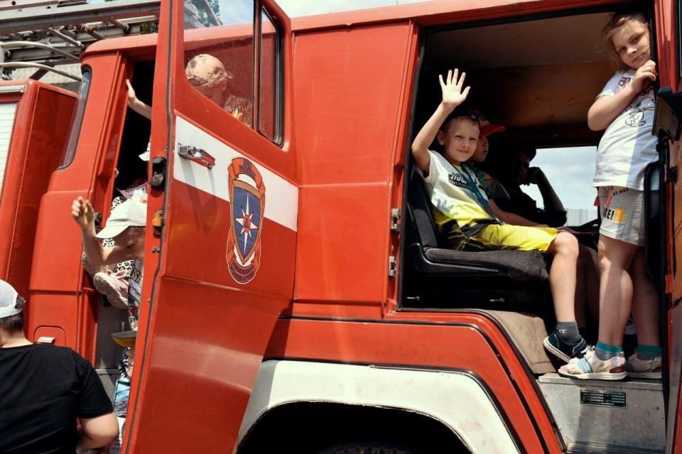 В рамках летней досуговой площадки «Формула успеха» сотрудники ОГИБДД ОМВД России «Северодонецкий» совместно со спасателями МЧС России посетили детский фестиваль безопасности в Северодонецке В рамках летней досуговой площадки «Формула успеха» сотрудники ОГИБДД ОМВД России «Северодонецкий» совместно со спасателями МЧС России посетили детский фестиваль безопасности в Северодонецке