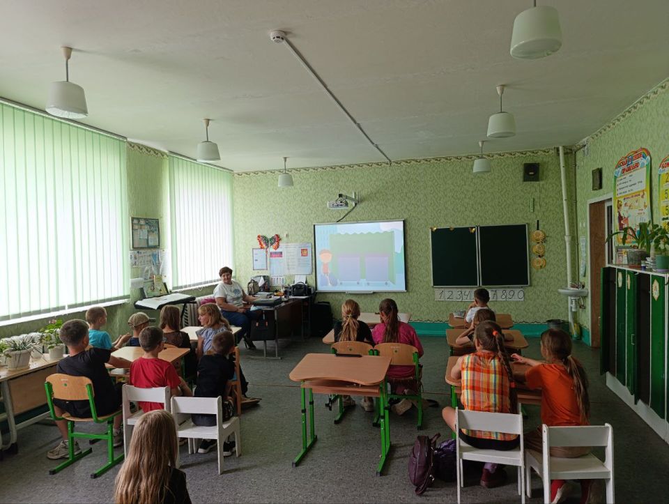 4 июня воспитанники летней пришкольной площадки посетили родник возле пгт.Беловодск сооружённый благодаря военнослужащим Российской Федерации 4 июня воспитанники летней пришкольной площадки посетили родник возле пгт.Беловодск сооружённый благодаря военнослужащим Российской Федерации