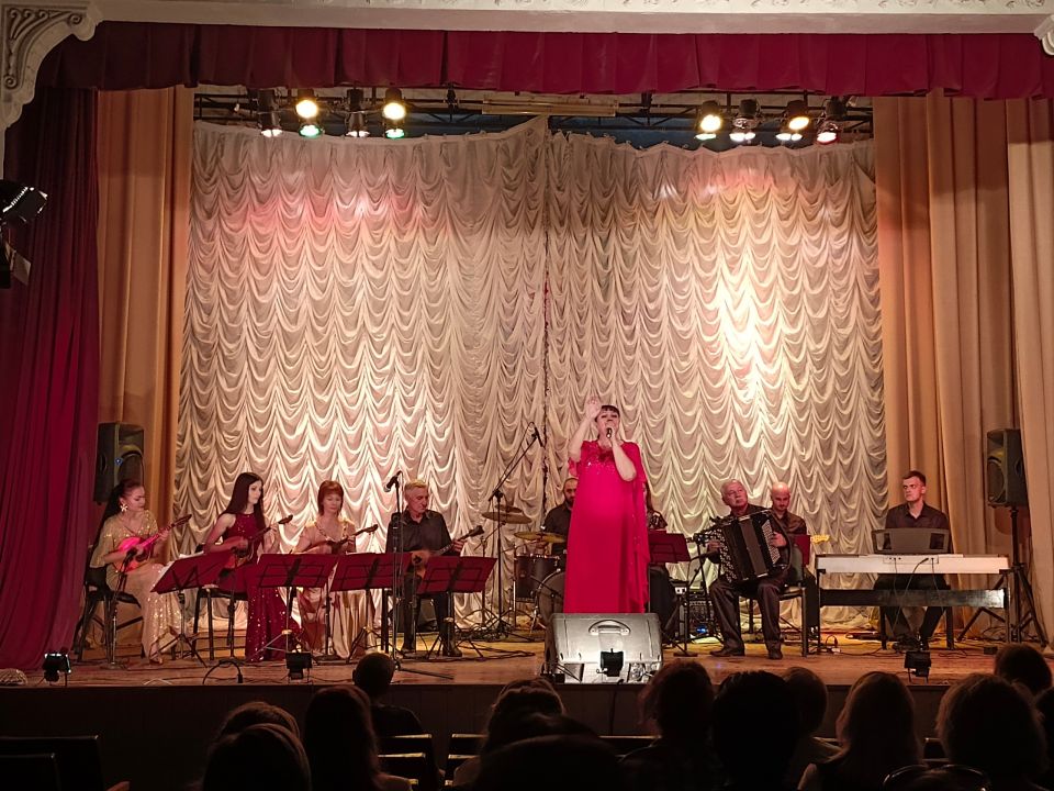 5 июня в ДК им. Горького пгт Ясеновский для жителей поселка в рамках акции «Искусство без границ» прошел концерт камерно инструментального ансамбля «Киевская Русь» (художественный руководитель народный артист ЛНР Виктор... 5 июня в ДК им. Горького пгт Ясеновский для жителей поселка в рамках акции «Искусство без границ» прошел концерт камерно инструментального ансамбля «Киевская Русь» (художественный руководитель народный артист ЛНР Виктор...