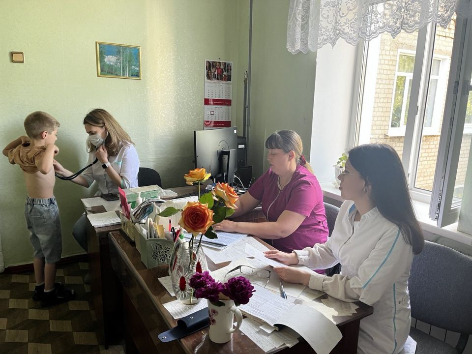 Специалисты Ровеньковского структурного подразделения "Развитие" провели прием детей в поликлинике городского округа по оказанию медицинской и психолого-педагогической помощи детям, обратившимся в поликлинику в этот день Специалисты Ровеньковского структурного подразделения "Развитие" провели прием детей в поликлинике городского округа по оказанию медицинской и психолого-педагогической помощи детям, обратившимся в поликлинику в этот день