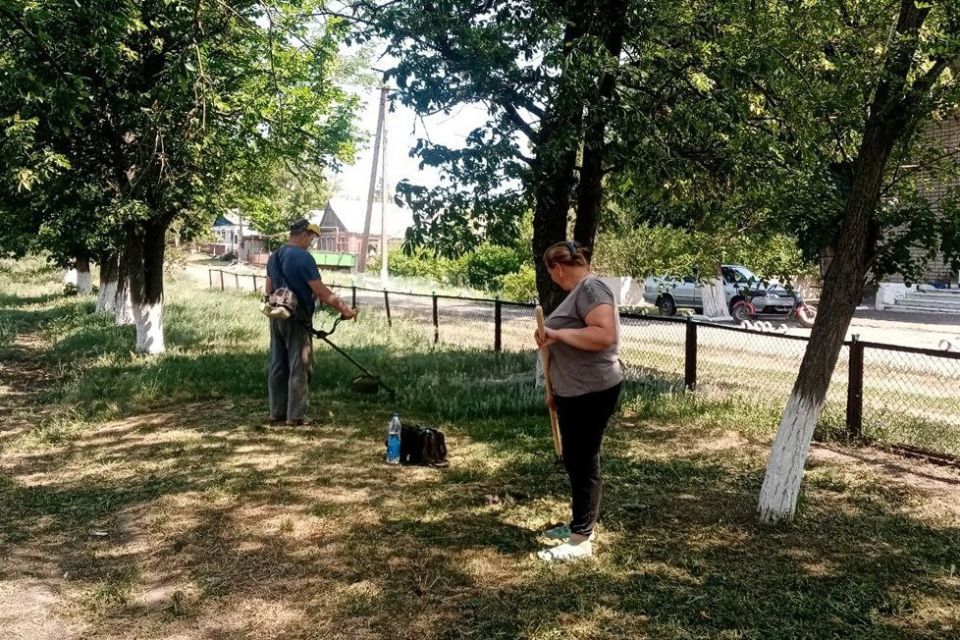 В отделе по обеспечению жизнедеятельности села Дарьино-Ермаковка продолжаются работы по покосу сорной и карантинной растительности В отделе по обеспечению жизнедеятельности села Дарьино-Ермаковка продолжаются работы по покосу сорной и карантинной растительности