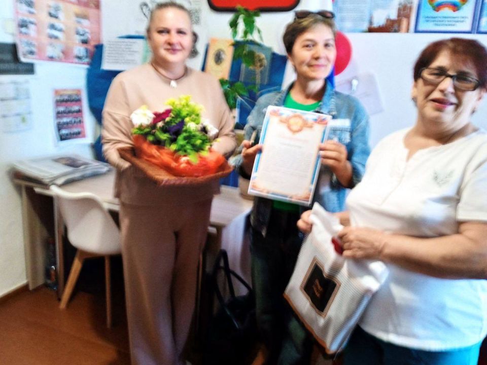 Главный специалист Тепловского отдела жизнеобеспечения Ежак Юлия и заведующая библиотекой с. Теплое Григорова Валентина поздравили с наступающим Днем социального работника Селютину Ирину Главный специалист Тепловского отдела жизнеобеспечения Ежак Юлия и заведующая библиотекой с. Теплое Григорова Валентина поздравили с наступающим Днем социального работника Селютину Ирину
