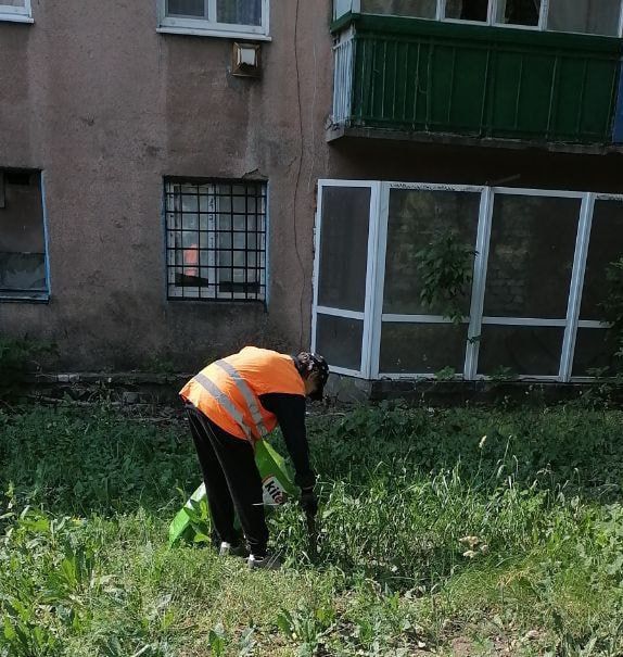 Коммунальщики и жилищники продолжают ежедневно трудиться, чтобы сделать город чистым и комфортным Коммунальщики и жилищники продолжают ежедневно трудиться, чтобы сделать город чистым и комфортным
