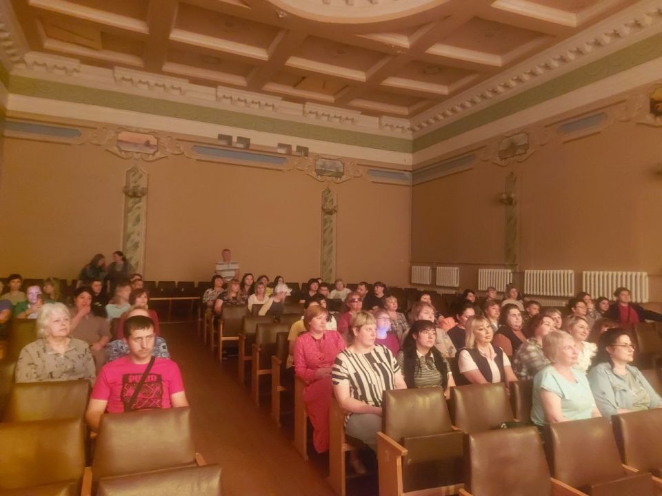 5 июня в ДК им. Горького пгт Ясеновский для жителей поселка в рамках акции «Искусство без границ» прошел концерт камерно инструментального ансамбля «Киевская Русь» (художественный руководитель народный артист ЛНР Виктор...