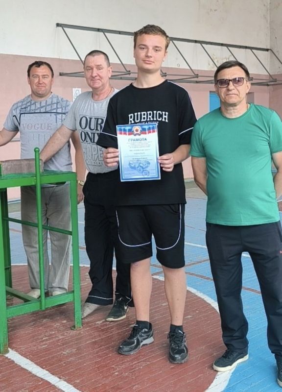 В Лутугинском муниципальном округе прошли соревнования по армрестлингу, посвященные празднованию Дня России В Лутугинском муниципальном округе прошли соревнования по армрестлингу, посвященные празднованию Дня России