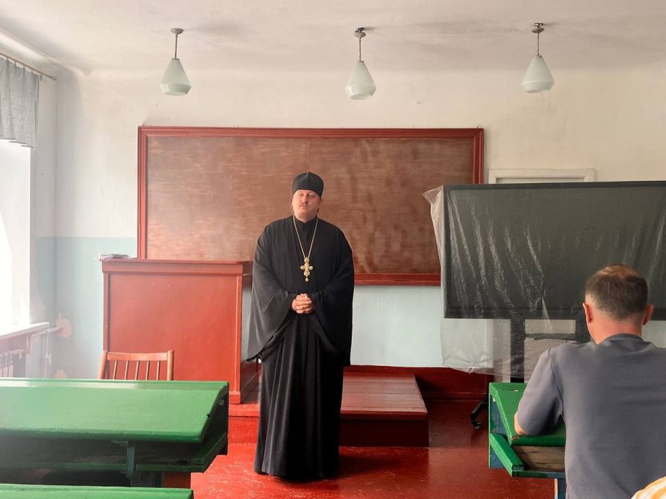 Сегодня в Стахановском инженерно-педагогическом институте поговорили о Троице Сегодня в Стахановском инженерно-педагогическом институте поговорили о Троице