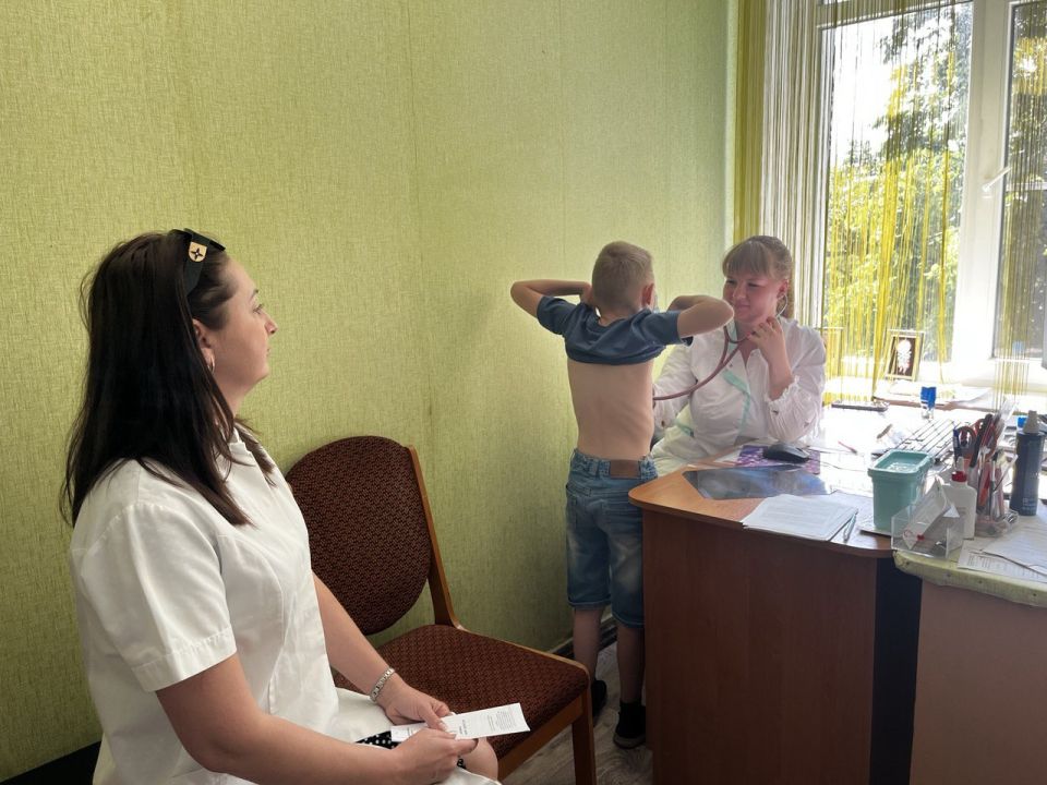 Специалисты Ровеньковского структурного подразделения "Развитие" провели прием детей в поликлинике городского округа по оказанию медицинской и психолого-педагогической помощи детям, обратившимся в поликлинику в этот день Специалисты Ровеньковского структурного подразделения "Развитие" провели прием детей в поликлинике городского округа по оказанию медицинской и психолого-педагогической помощи детям, обратившимся в поликлинику в этот день