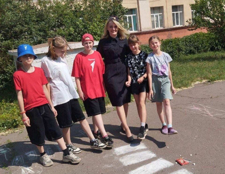 «Лето без ДТП» - в Алчевске инспекторы ГИБДД провели с детьми конкурс рисунков на асфальте «Лето без ДТП» - в Алчевске инспекторы ГИБДД провели с детьми конкурс рисунков на асфальте